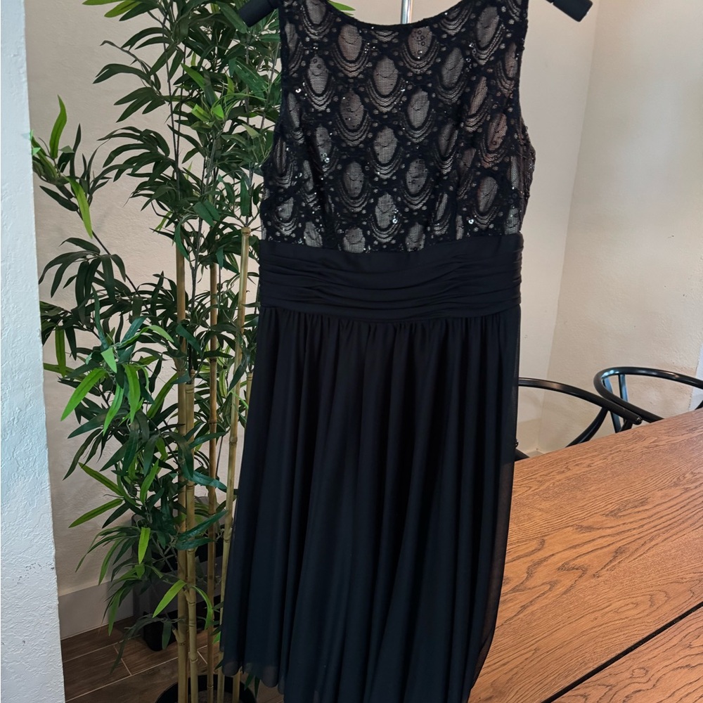 Black Lace V-Neck Chiffon Cocktail Dress – Elegant Semi-Formal Style (Size M)